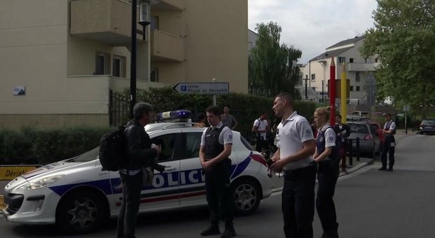 Grida "Allah Akbar" e accoltella i passanti in strada vicino Parigi: 1 morto e due feriti
