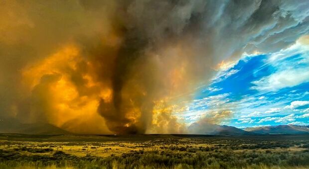 "Firenado", l'incubo dei tornado di fuoco si abbatte sulla California. Caldo record nella Death Valley: 54,4°