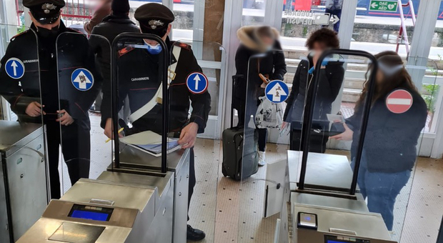 No pass a Napoli, controlli in metro: carabinieri ai tornelli, poche multe
