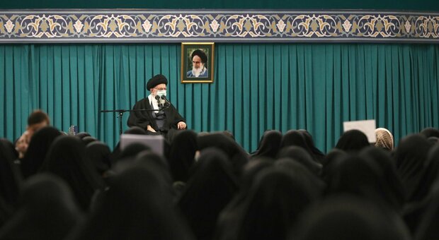 Iran, Khamenei apre alle donne che non indossano bene il velo
