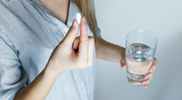 Tumore al seno, la pillola anticoncezionale aumenta del 20% il rischio: i sintomi della pelle