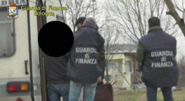 Bologna, nomadi ricchi sconosciuti al fisco: sequestrate case, auto e conti correnti
