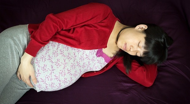 Gravidanza, dormire sul fianco durante l’ultimo trimestre protegge il bambino