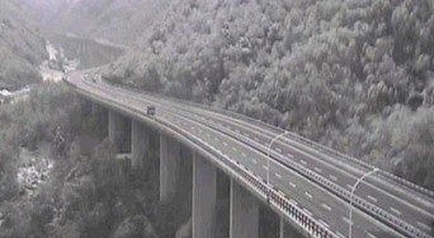 Autostrada del Brennero chiusa a Bressanone: alberi cadono su cavo di alta tensione