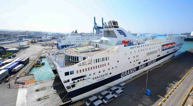 Migranti, pronta la nave-quarantena da 700 posti: sarà ormeggiata al largo di Lampedusa