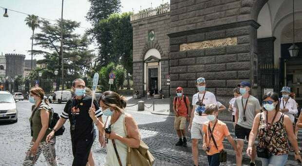 Covid in Campania: prorogato l'obbligo di mascherina all'aperto, stop agli alcolici sulle strade della movida. Il testo completo della nuova ordinanza