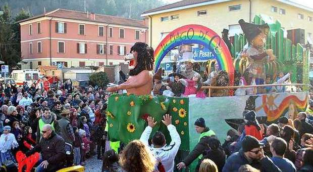 «Bimbi travestiti da terroristi Isis» Polemica al Carnevale di Pesaro