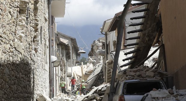 Terremoto, Amatrice, all'hotel Roma recuperati un cadavere, si temono altri cinque morti