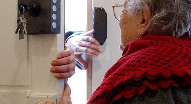 False assistenti sociali rubano duemila euro a un'anziana