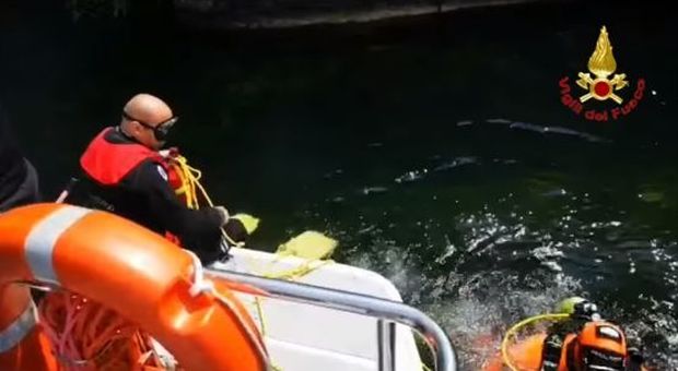Si tuffa nel lago Maggiore e annega: il corpo del 17enne trovato sul fondale. «Non sapeva nuotare»