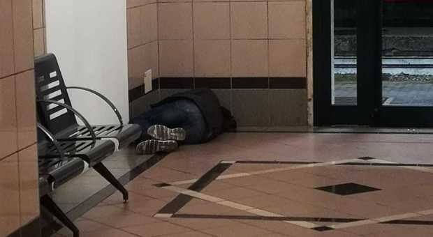 Persona fotografata mentre dorme all'interno della stazione di Rieti