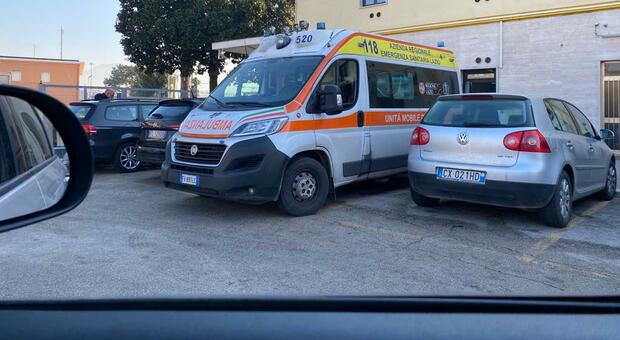 L’ambulanza davanti alla stazione di Cassino