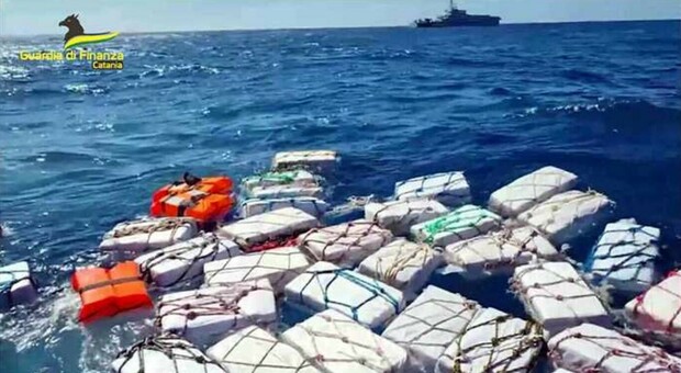 Cocaina galleggiante in mare, la Guardia di Finanza ne sequestra due tonnellate: vale 400 milioni