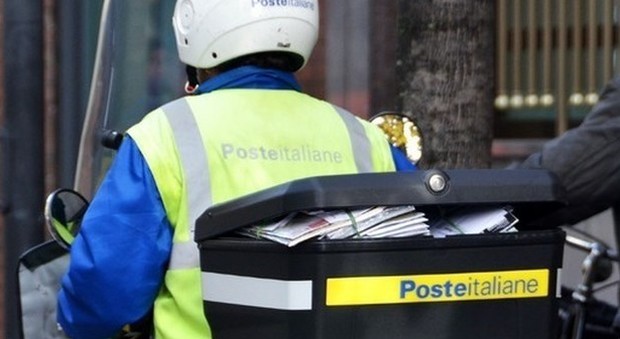 Butta nel bidone dei rifiuti lettere e buste: denunciato un postino