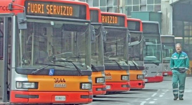 Roma, guida l'autobus mentre fa una videochiamata: l'Atac lo sospende
