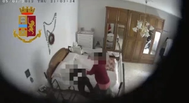 Badante picchia l'anziana ultranovantenne gravemente malata: incastrata dai video, rumena arrestata