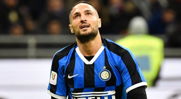 Inter, nuova maglia choc: strisce a zig-zag nere su sfondo blu