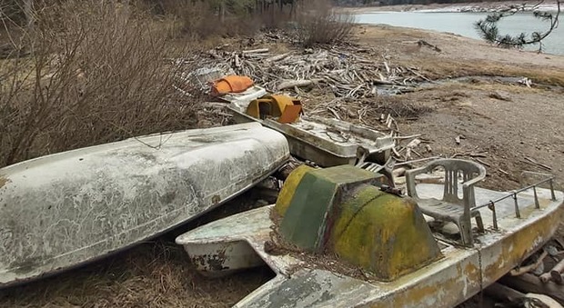 Barche abbandonate sulle rive del lago Centro Cadore
