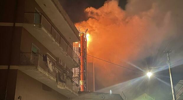 Roma, incendio in un palazzo all'Eur: 40 persone evacuate