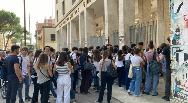 Maturità: tensione, selfie e toto-temi davanti al liceo "Giulio Cesare" di Roma prima di entrare in aula