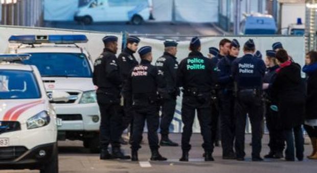 Bruxelles, operazione polizia in corso a Etterbeek
