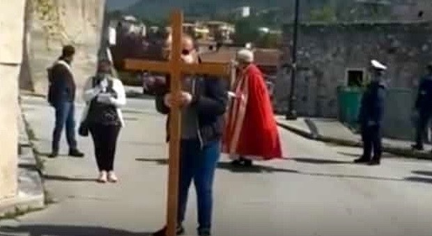 Via Crucis non autorizzata, multati il parroco e il vice sindaco di San Vittore nel Lazio