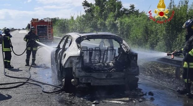 La carcassa della vettura incendiata