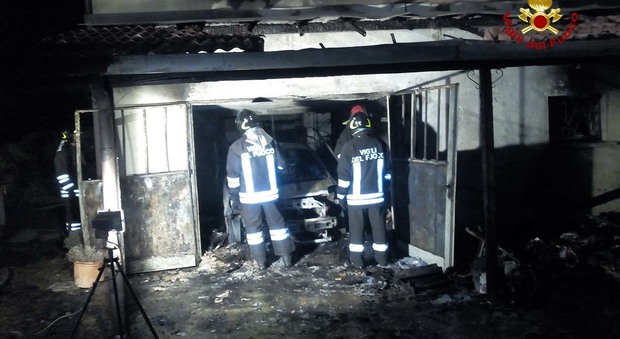 Incendio in garage: auto ridotta in cenere, abitazione inagibile