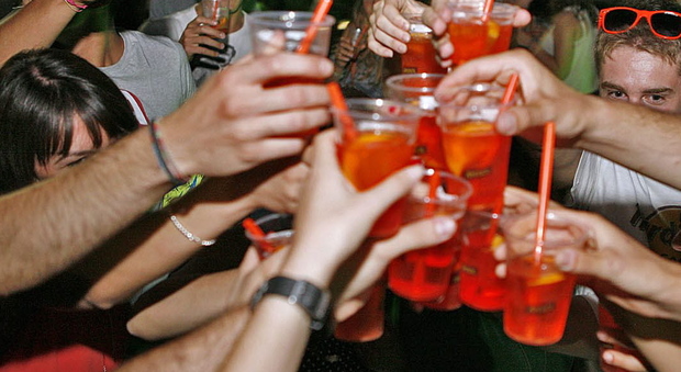 Vietato bere alcolici fuori dai locali: scatta l'ordinanza anti degrado