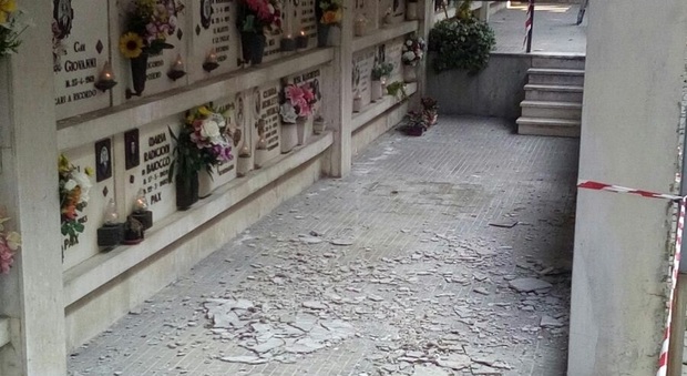 Ancona, allarme al cimitero: piovono calcinacci e c'è il rischio di crolli