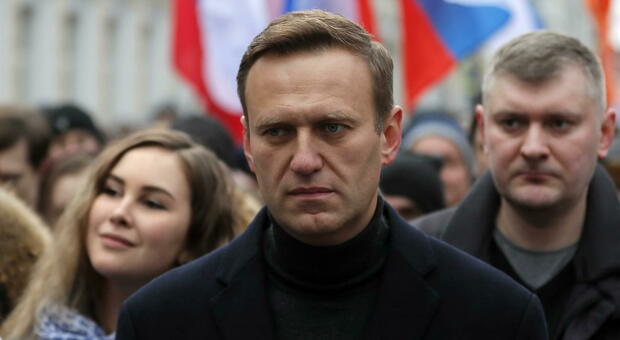 Navalny, la Germania conferma l'avvelenamento: «È ancora grave». Merkel: «Ci aspettiamo risposte da Mosca»