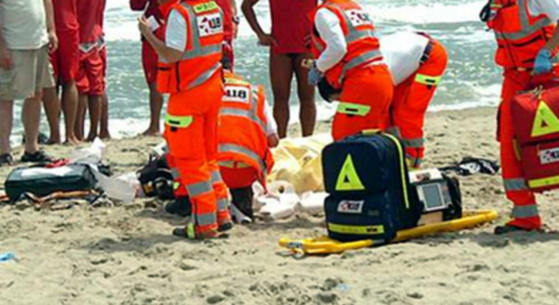Malore in spiaggia: turista muore a Lido Conchiglie