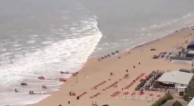 Olanda, onda anomala si abbatte sulla costa: la paura nel video di un testimone