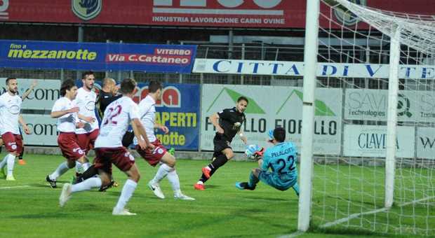 La Viterbese perde 2-0 il ritorno in casa contro l’Arezzo: la stagione gialloblù si chiude nei quarti playoff.