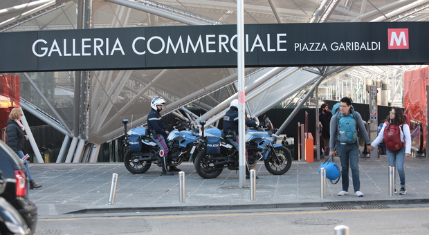 Napoli, compie atti osceni in pubblico a piazza Garibaldi e aggrdisce i poliziotti: arrestato immigrato clandestino