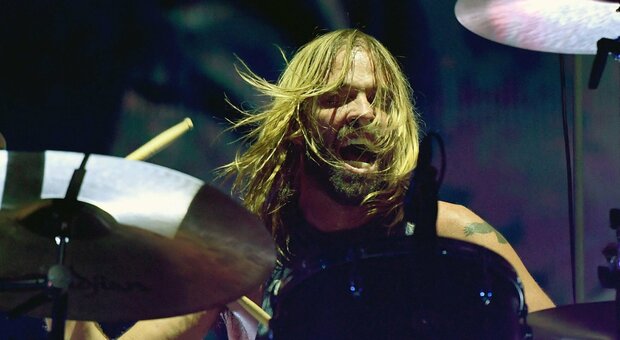 Taylor Hawkins morto, ipotesi overdose: il batterista dei Foo Fighters aveva chiesto aiuto per dolori al petto