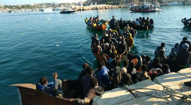 Migranti, neonato annega in mare a Lampedusa. Germania: «Stop accoglienza dall'Italia», la Francia blinda i confini
