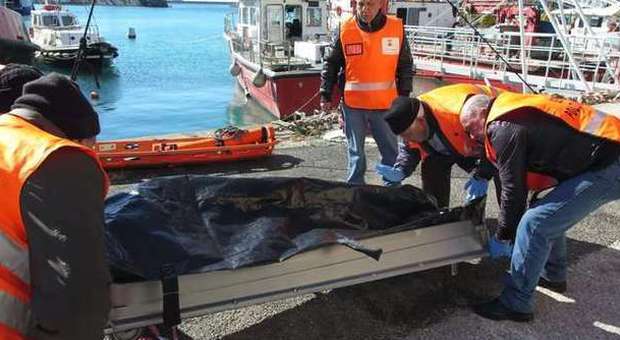 Porto, affiora un cadavere a calata Marinella: 30 anni, colpito alla testa