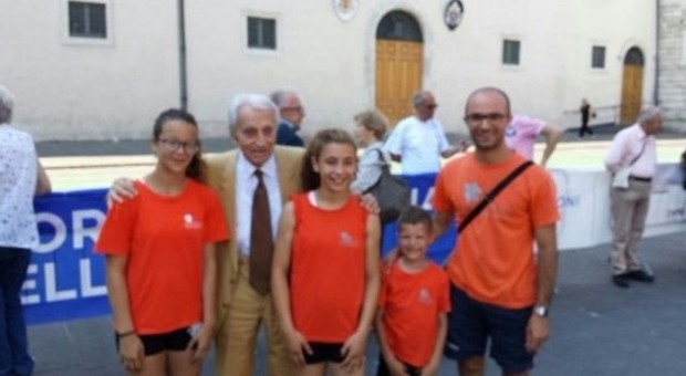 Il professor Carlo Vittori con i giovani atleti