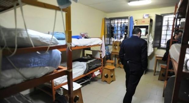 Napoli: in cella a Poggioreale, tenta di evadere infilandosi nella busta di «monnezza»