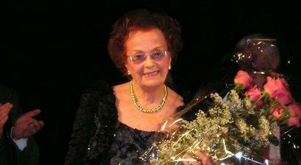 Rina Malatrasi con un mazzo di rose, premiata nel 2005 a Rovigo
