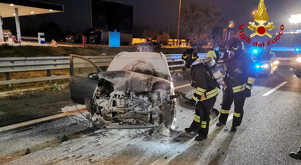 Incidente in Tangenziale: auto prende fuoco dopo il tamponamento. Un ferito