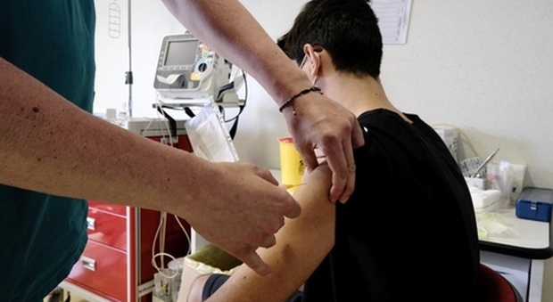 Vaccini, in Puglia dall'1 dicembre terza dose per gli over 18