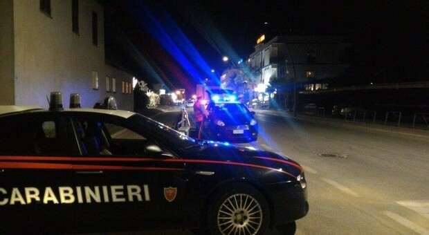 Ubriachi rifiutano le cure del 118 e picchiano un carabiniere: fidanzati arrestati