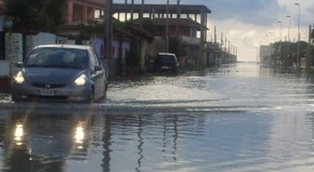 Pioggia record, cadono alberi e calcinacci: scuole chiuse a Caserta e provincia