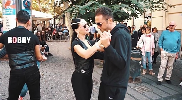 San Valentino a Napoli, i campioni di danza sportiva «offrono un ballo» a chi passa in via Toledo