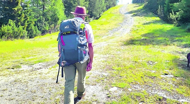 Silent Walking, camminare in silenzio per ritrovare l’armonia: il fenomeno del momento trend topic su TikTok