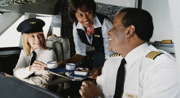 «In aereo il cibo che mangiamo noi è migliore di quello per i passeggeri», rivelazioni choc delle hostess