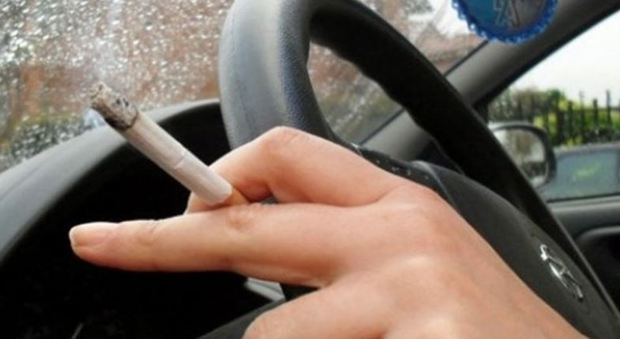 Mamma sorpresa al volante mentre fuma con il bimbo in auto: scatta la multa da 110 euro