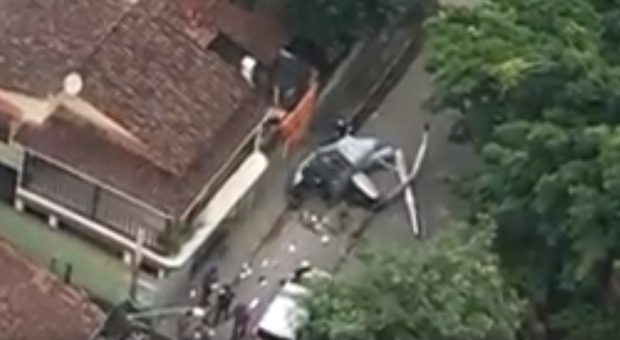 Elicottero si schianta in strada e uccide un passante, illesi i passeggeri: il video choc dalla cabina